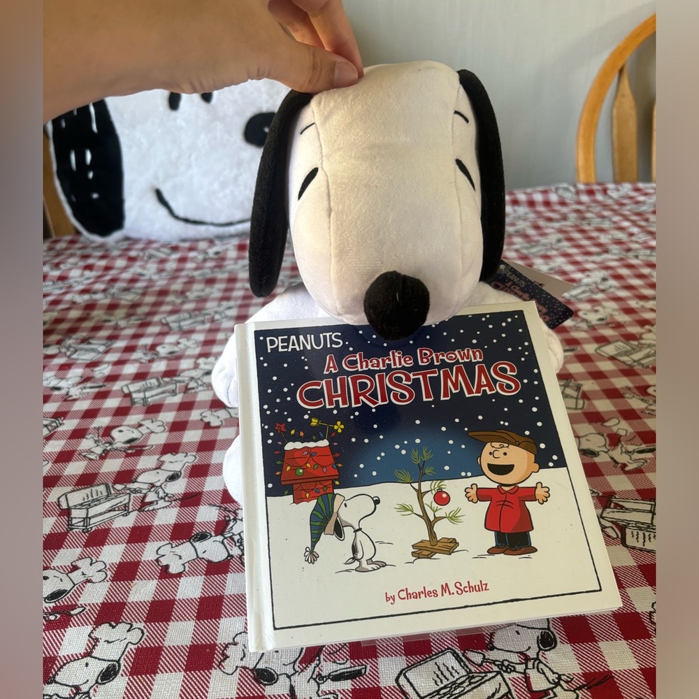 Peanuts Snoopy Plush with 'A Charlie Brown Christmas' Book - and bag